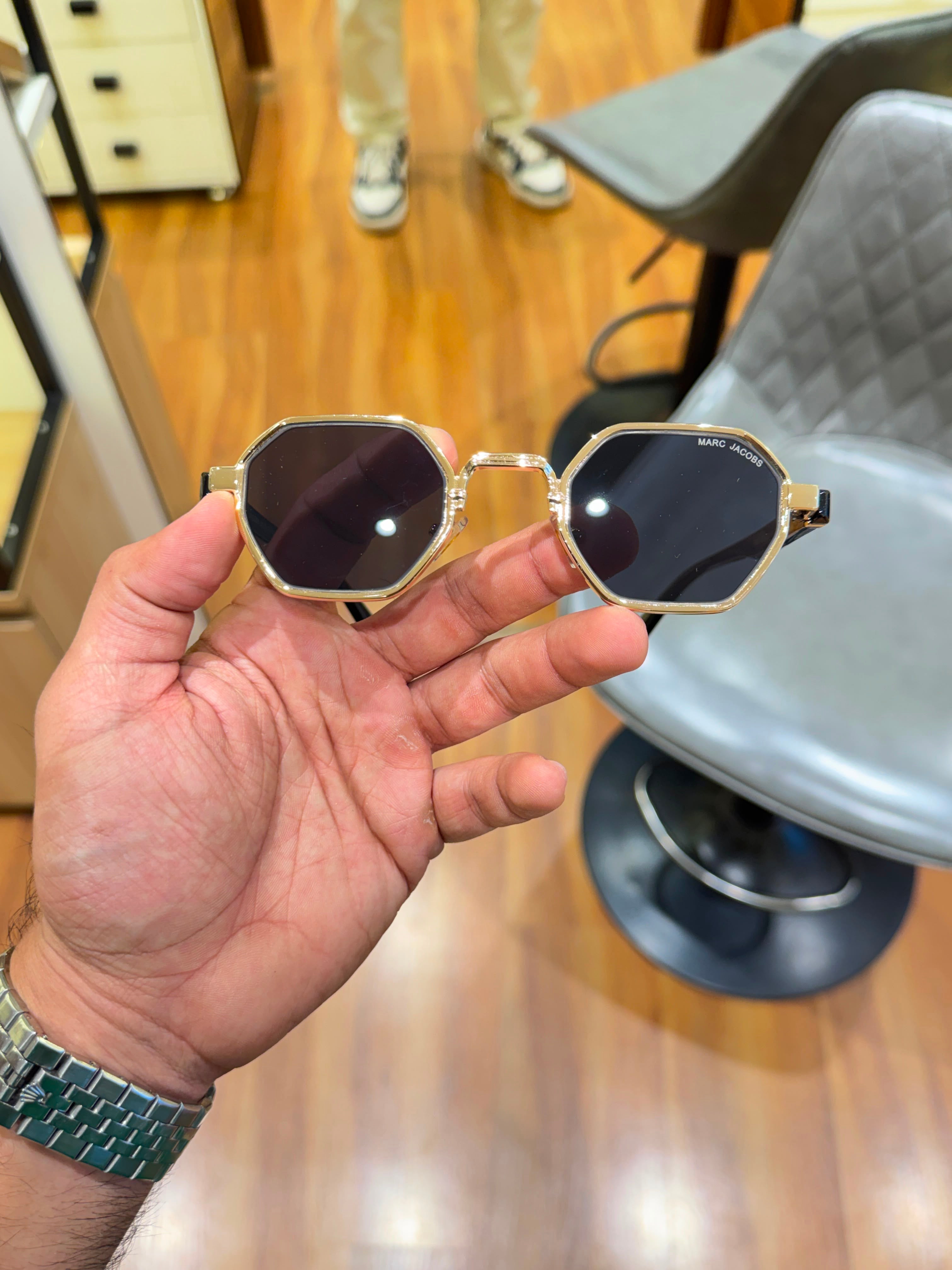 Marc_jacobs gold & black unisex with box kit