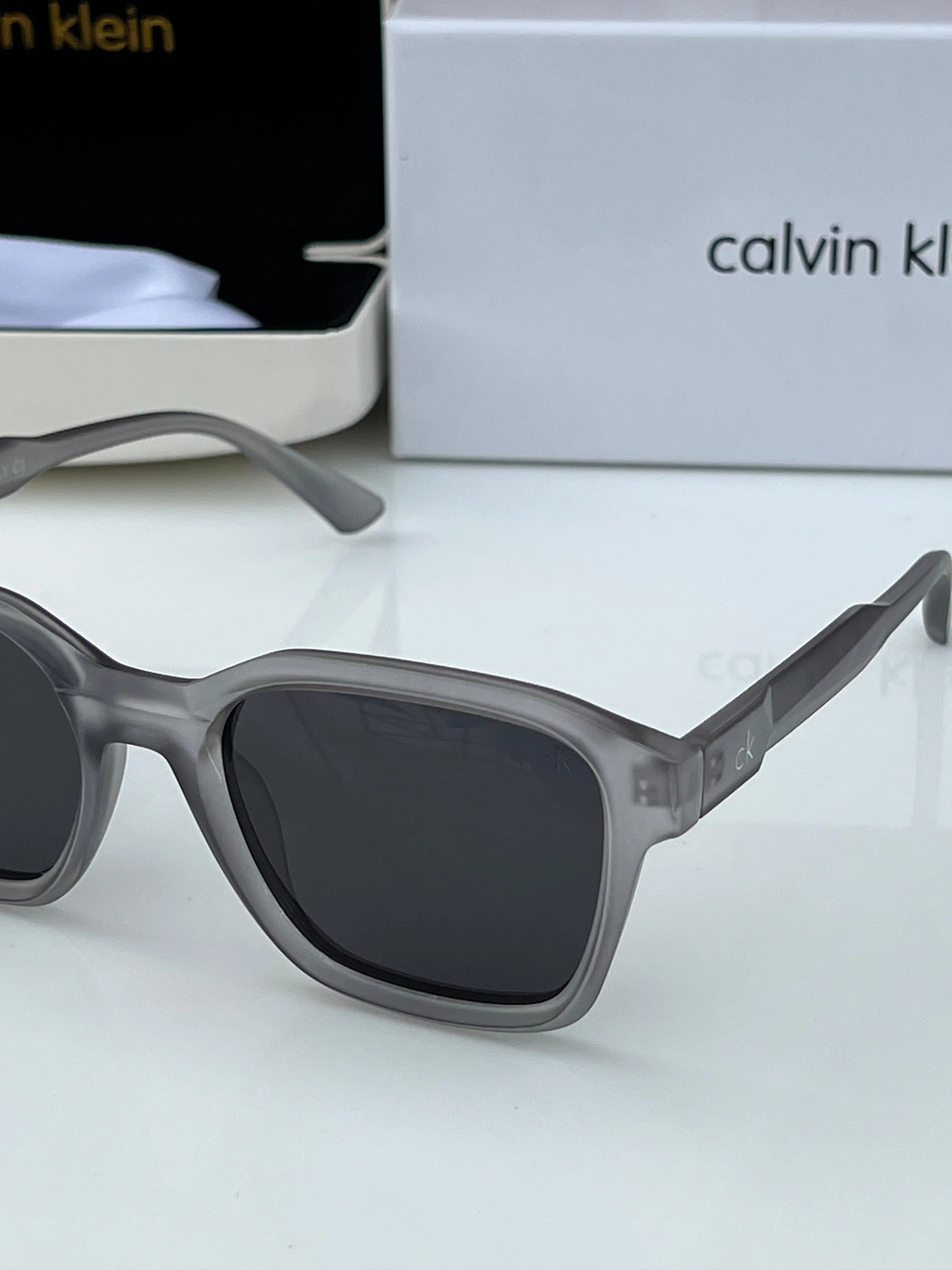 Calvi_n_klein 4582