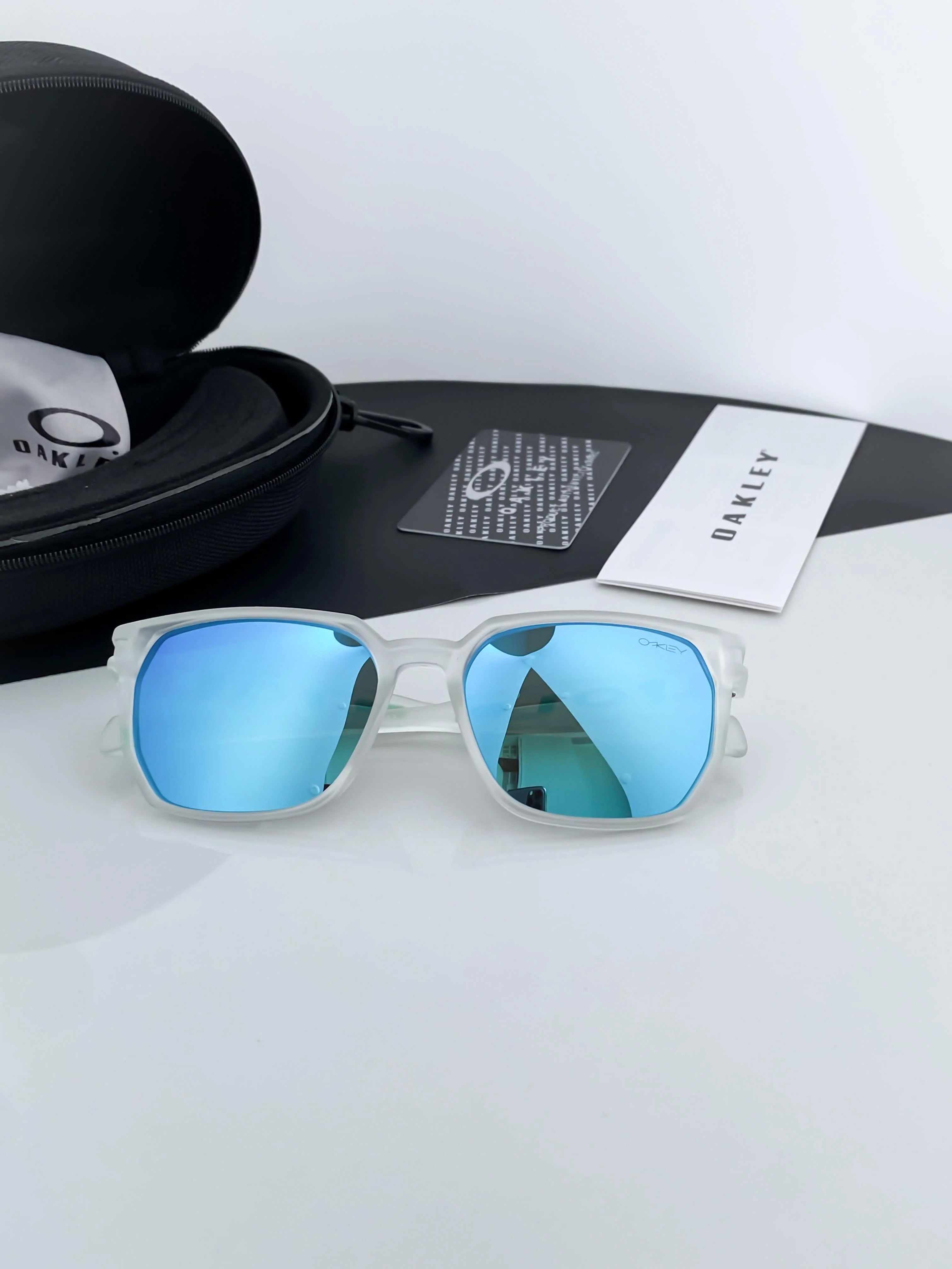 oak_ley_blue_white