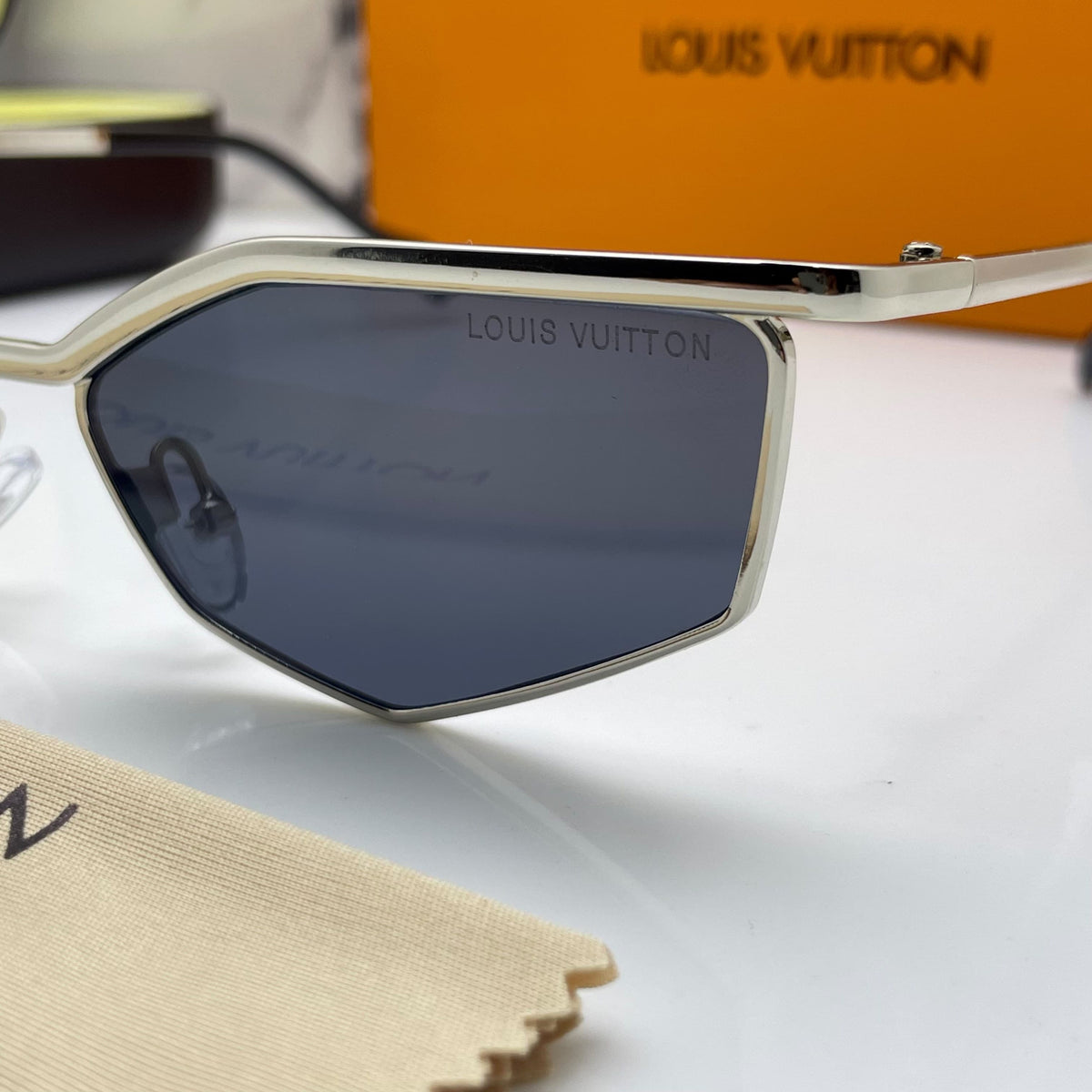 Lou_is vui_tton black silver sunglasses with original box kit