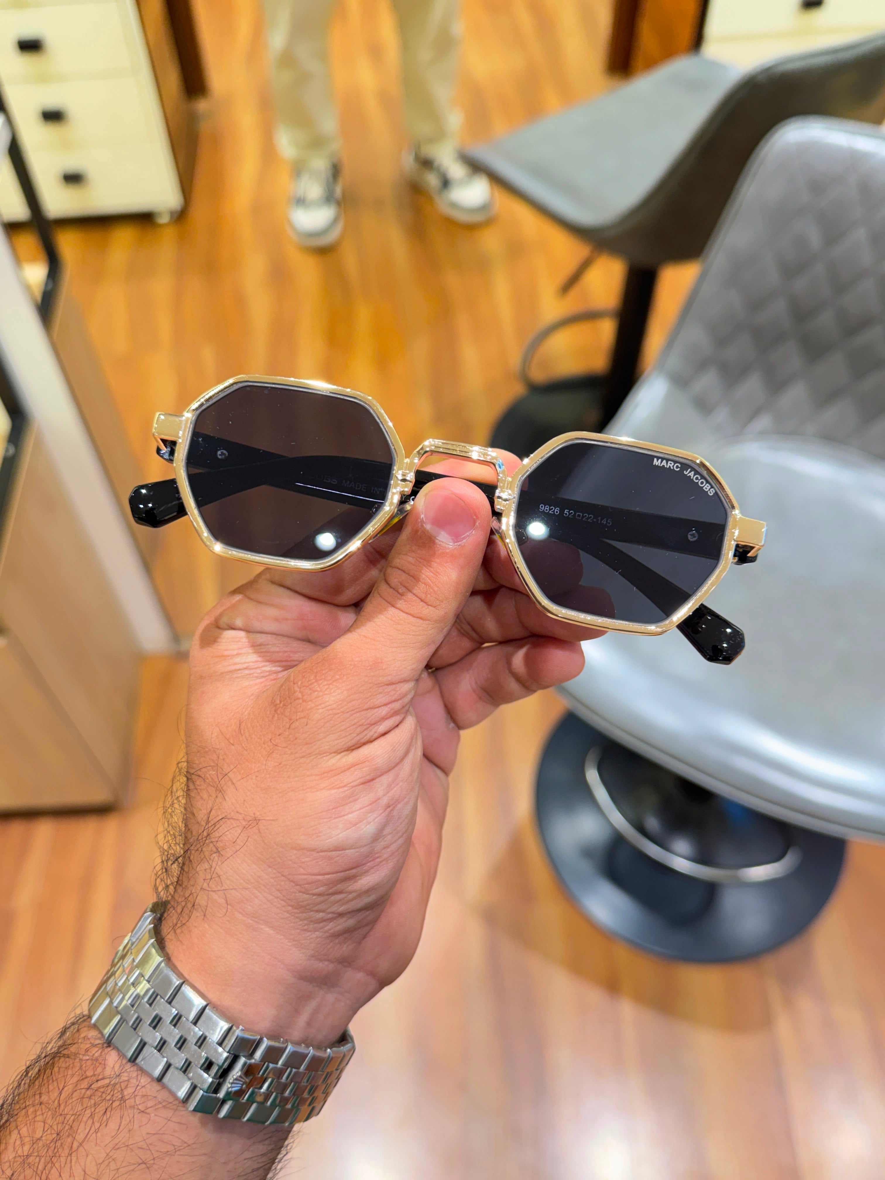 Marc_jacobs gold & black unisex with box kit