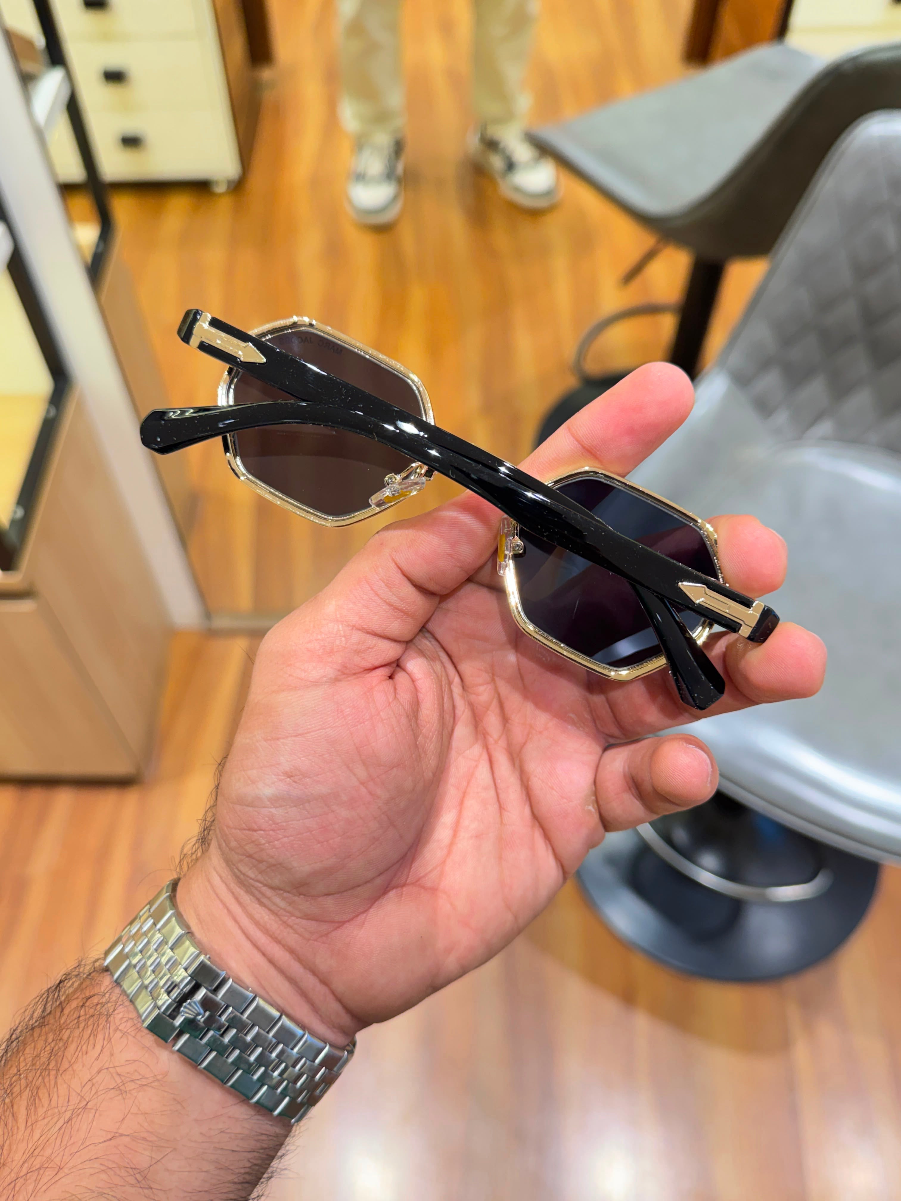 Marc_jacobs gold & black unisex with box kit