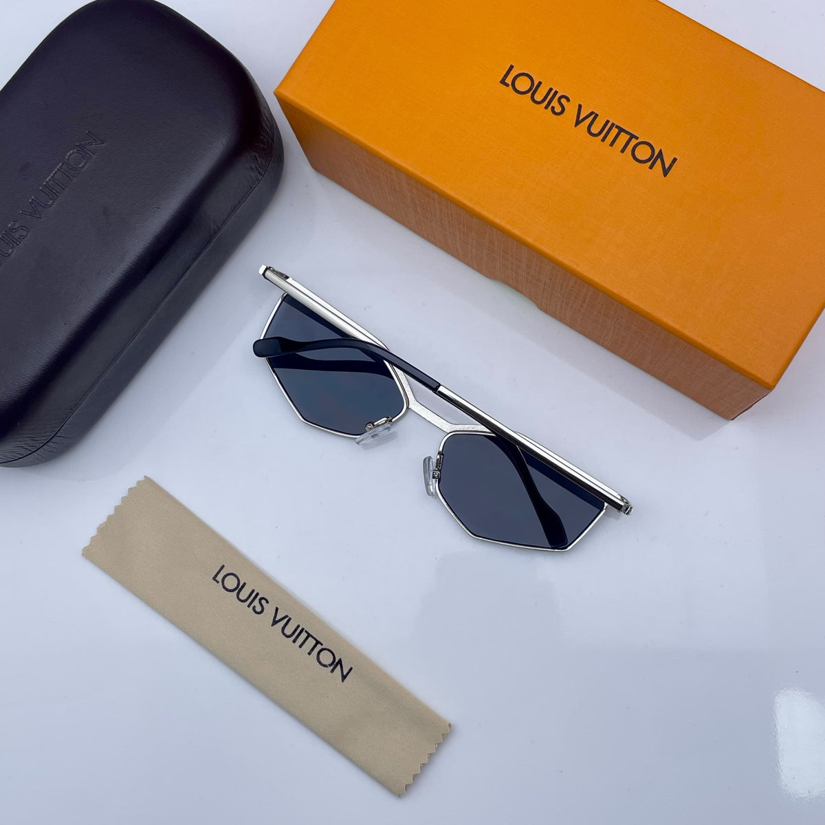 Lou_is vui_tton black silver sunglasses with original box kit