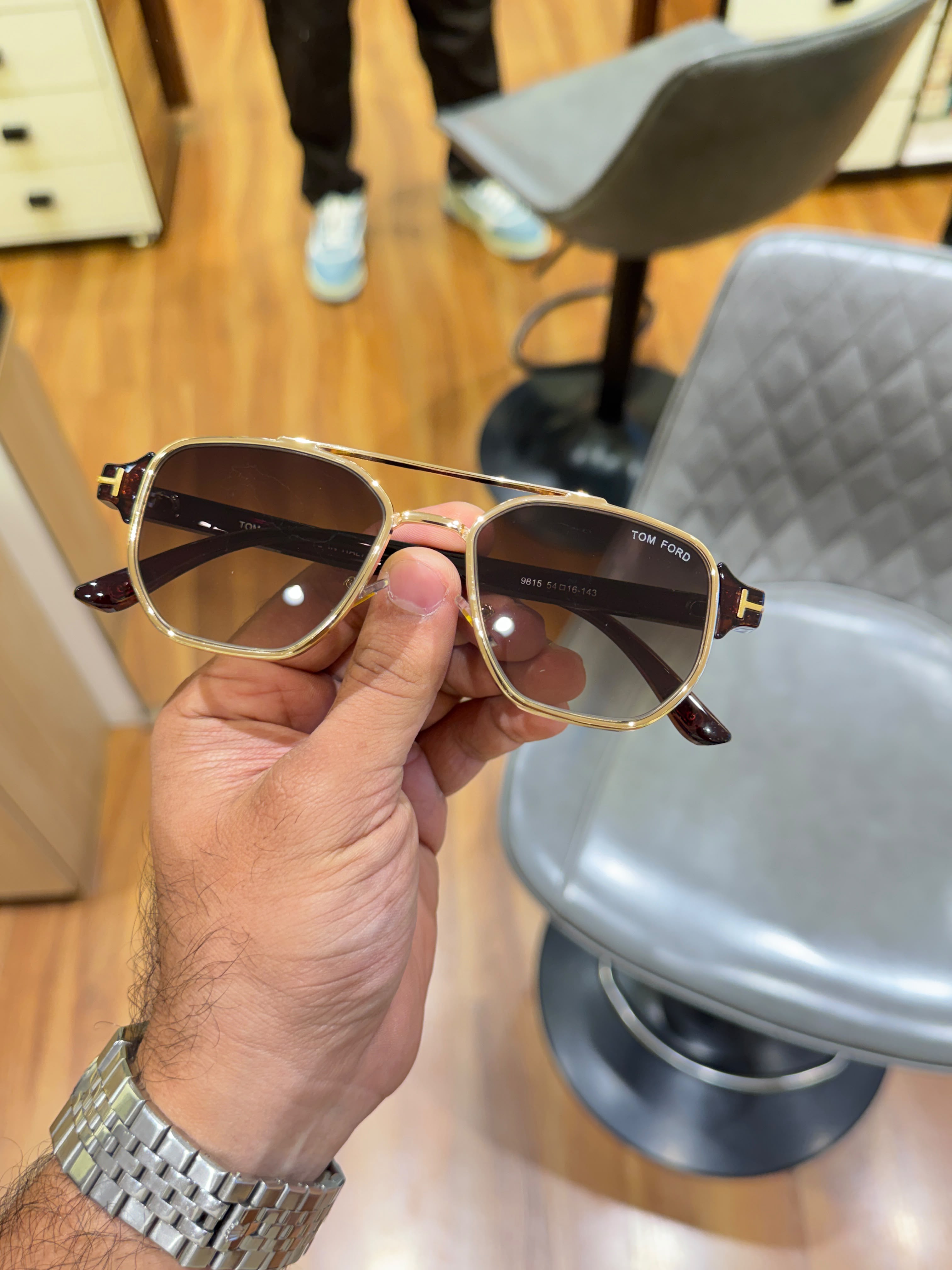 Tom_ford brown golden sunglasses with box kit