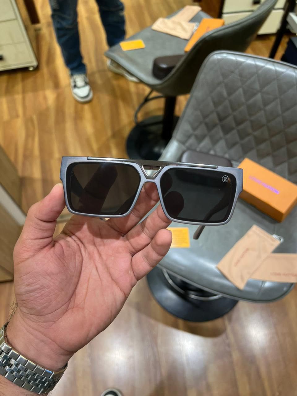 Lou_is vuitton matt grey sunglasses with box kit