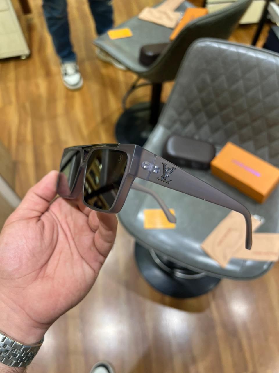 Lou_is vuitton matt grey sunglasses with box kit