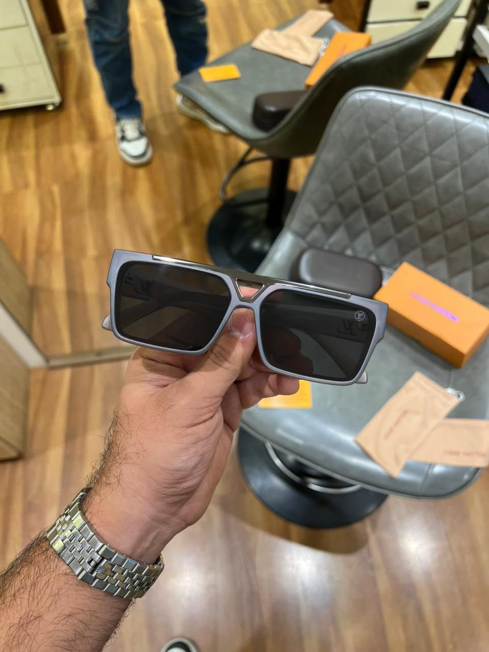 Lou_is vuitton matt grey sunglasses with box kit