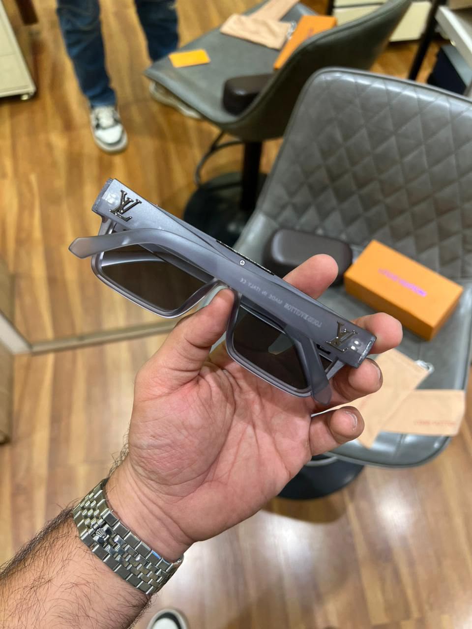 Lou_is vuitton matt grey sunglasses with box kit
