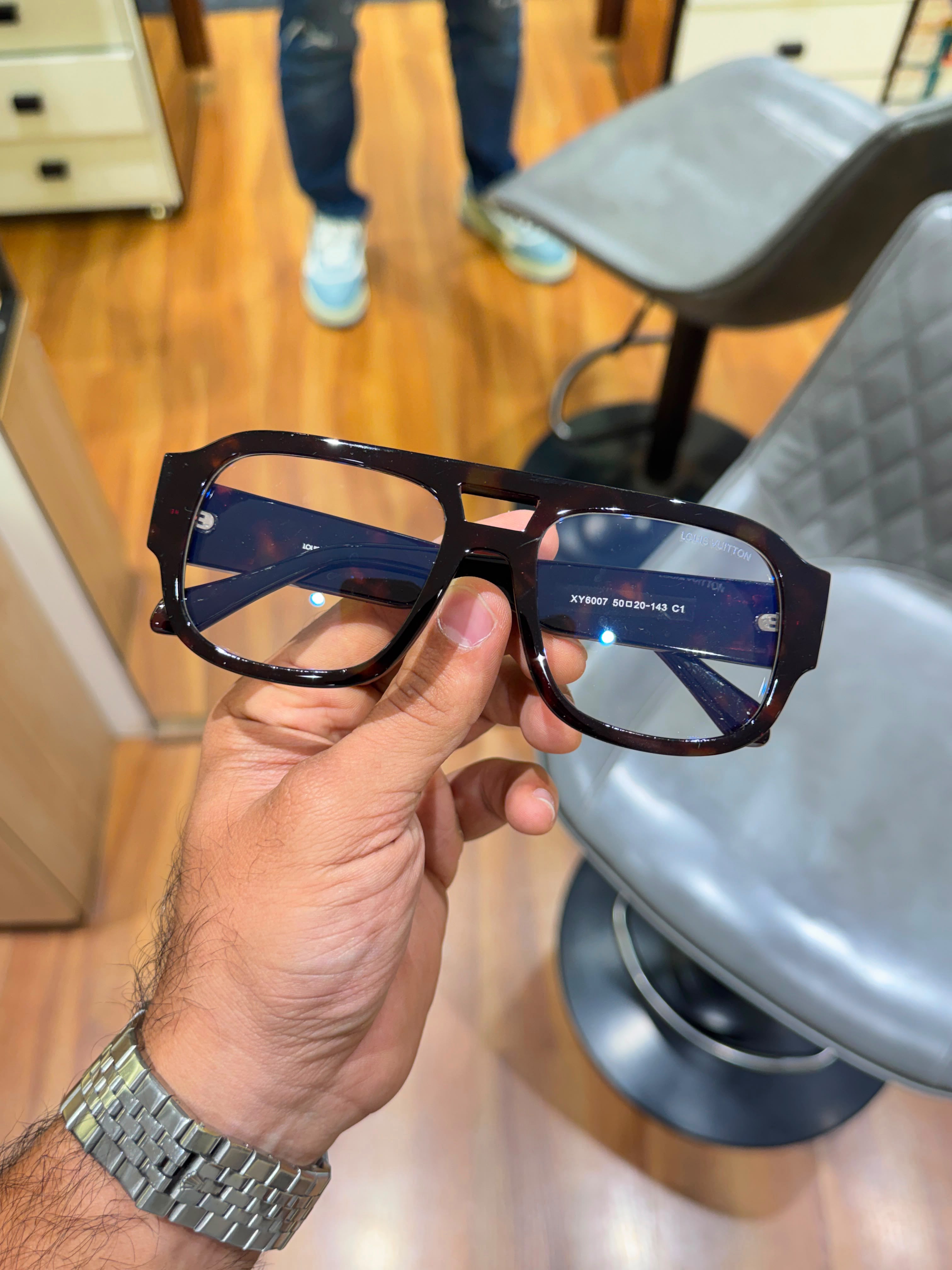 Lou_is vuitton tiger black plano with box kit