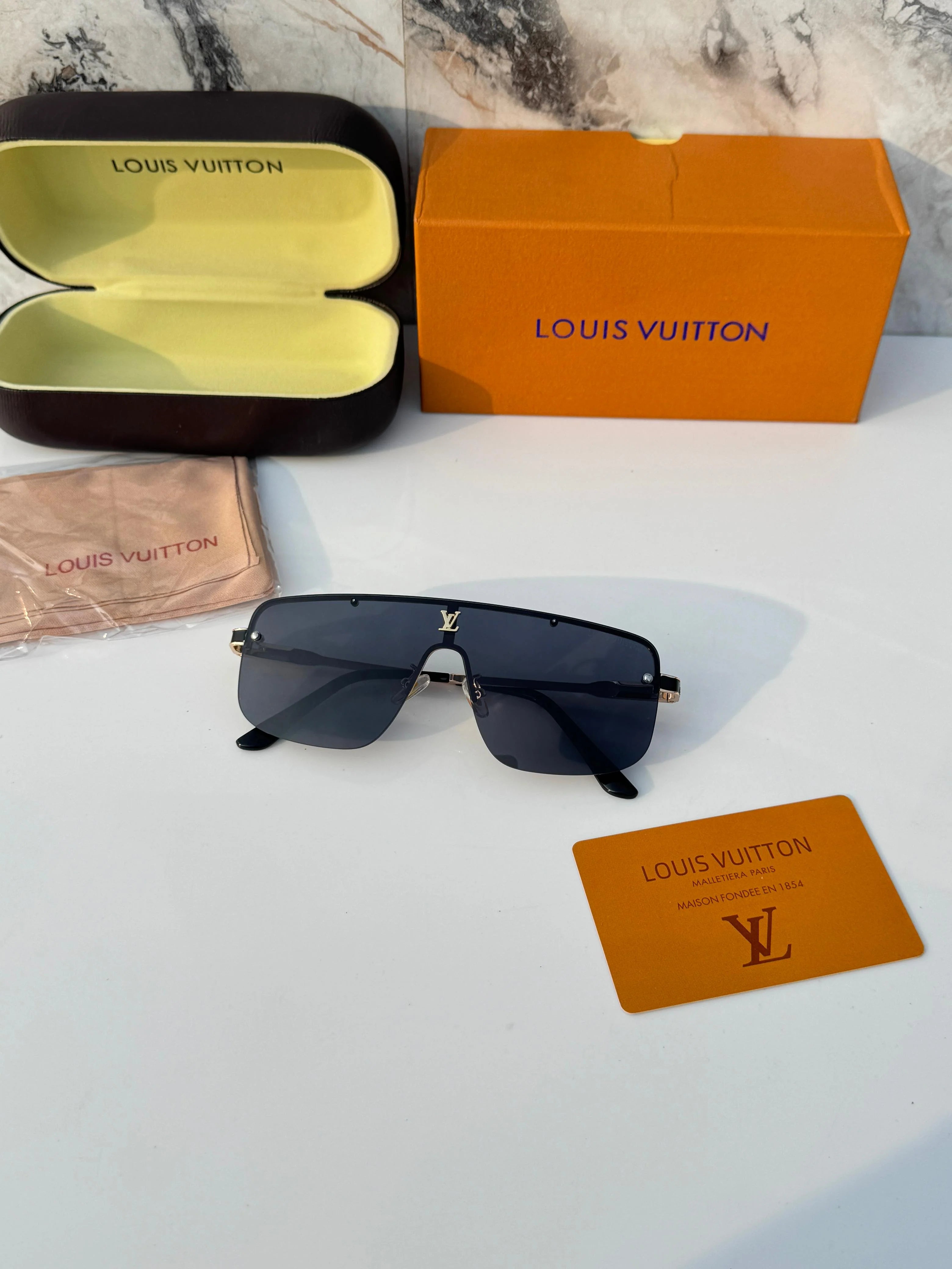Lou 33015 gold black SUNGLASS